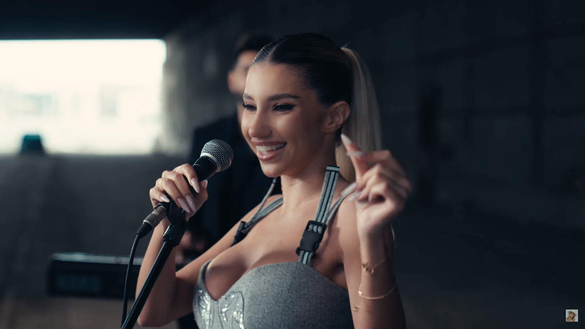 Aza Gabriela, iubita lui Horațiu Moldovan, a lansat cover-ul piesei „Made in Romania”