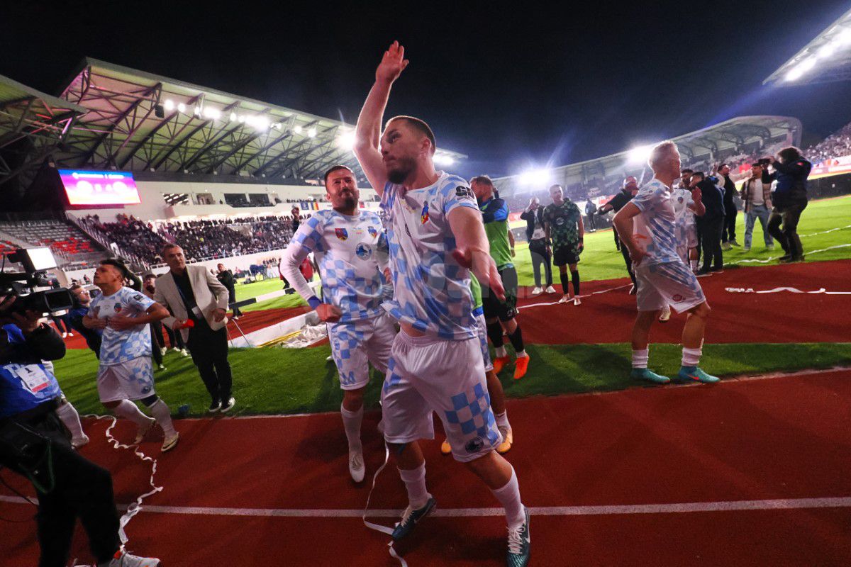 Corvinul e în CORZI: dacă va juca în Europa, ar PIERDE dreptul de promovare în Superligă! » Cere dispensă din partea FRF: „Ar fi o aberație, să ne amâne!”