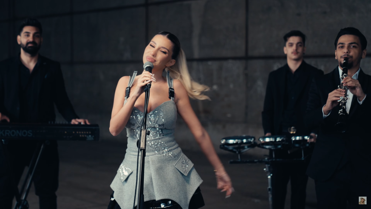 Aza Gabriela, iubita lui Horațiu Moldovan, a lansat cover-ul piesei „Made in Romania”