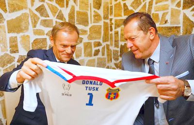 Donald Tusk, fost preşedinte al Consiliului European, și-a amintit de Helmut Duckadam și a sfătuit românii cu cine să voteze duminică