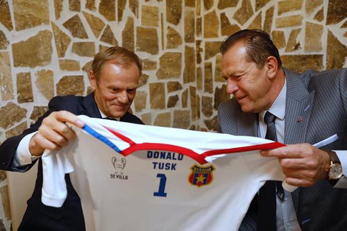 VIDEO Donald Tusk, fost preşedinte al Consiliului European, și-a amintit de Helmut Duckadam și a sfătuit românii cu cine să voteze duminică