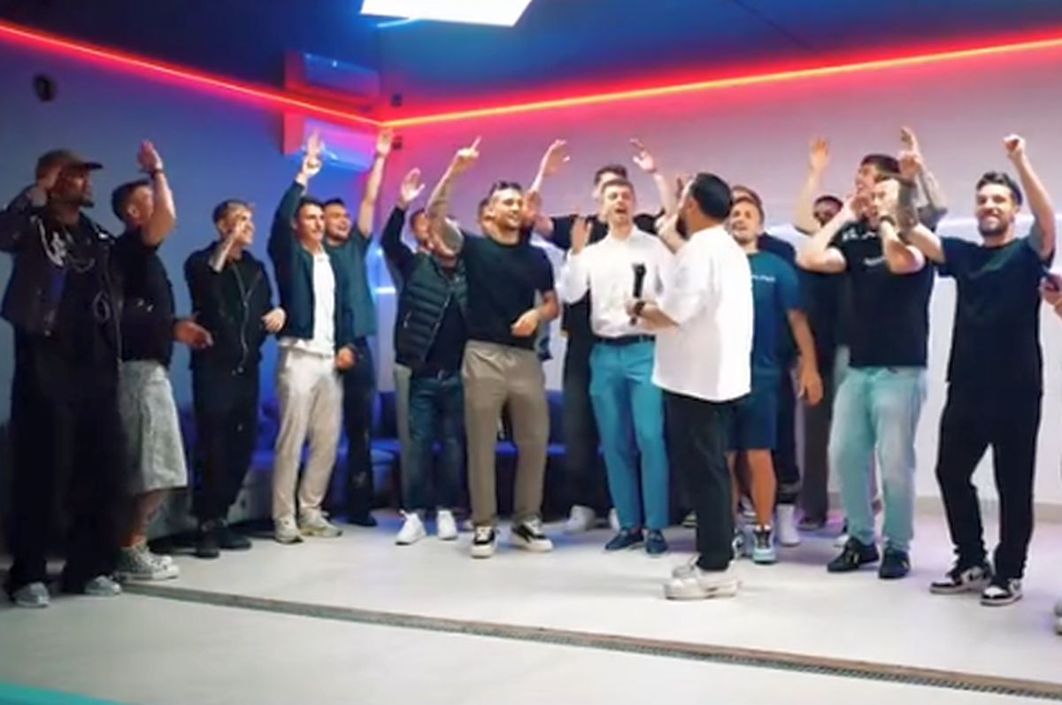 Manea de titlu pentru FCSB » Olaru, Tănase și Cisotti la filmări: „Ș-am ajuns în fruntea ligii / Datorită lu' nea Gigi”