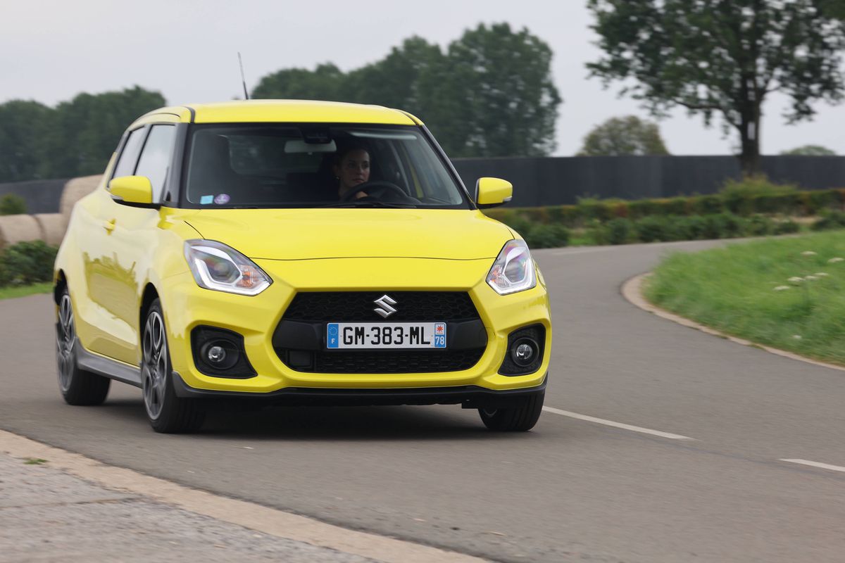 Cum arată modelele de Suzuki Swift primite de fanii dinamoviști