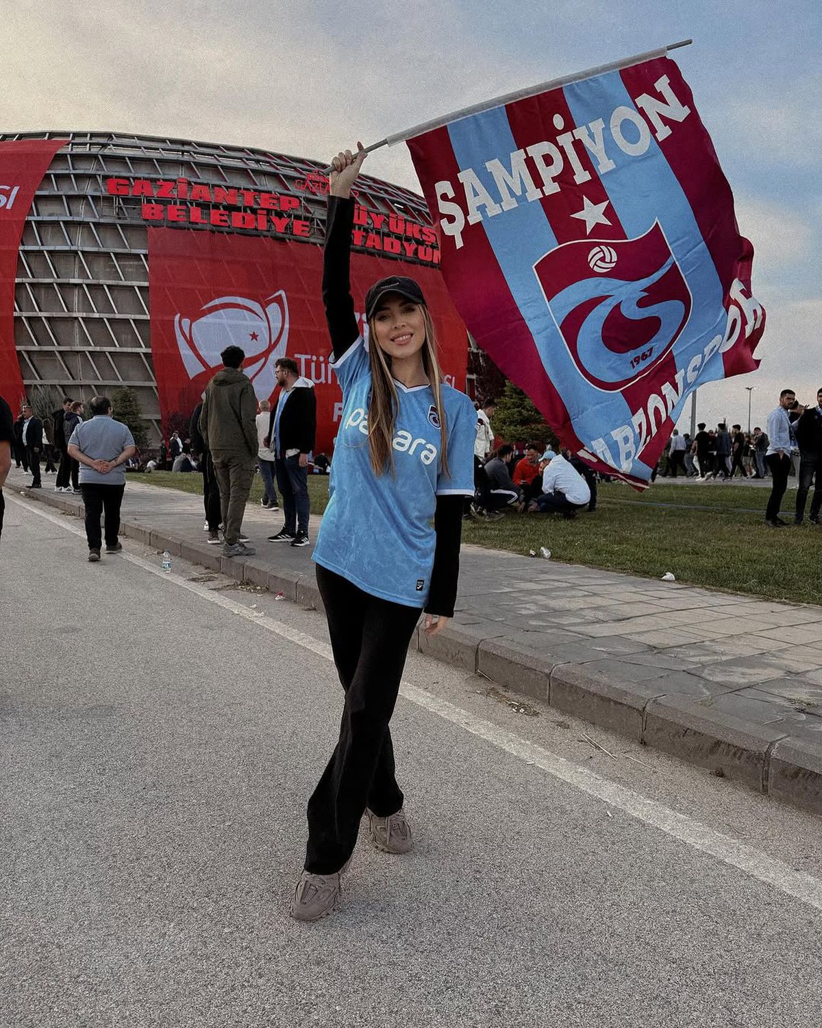 Ronna Riva, apariție incendiară la finala Cupei! Cum s-a îmbrăcat artista îndrăgostită de Rapid: „Fotbal și toate bunătățile”