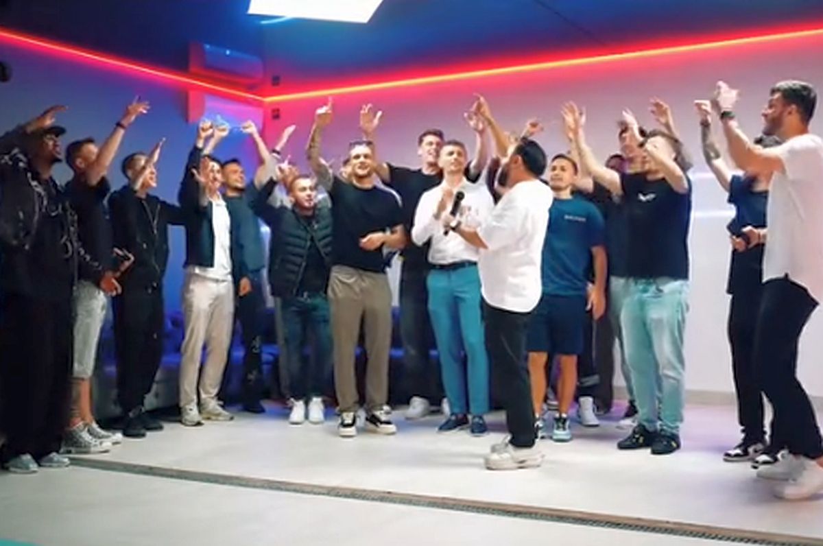 Manea de titlu pentru FCSB » Olaru, Tănase și Cisotti la filmări: „Ș-am ajuns în fruntea ligii / Datorită lu' nea Gigi”