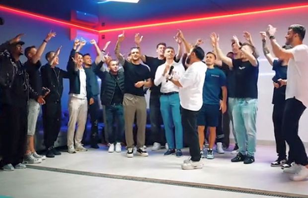 Manea de titlu pentru FCSB » Olaru, Tănase și Cisotti la filmări: „Ș-am ajuns în fruntea ligii / Datorită lu' nea Gigi”