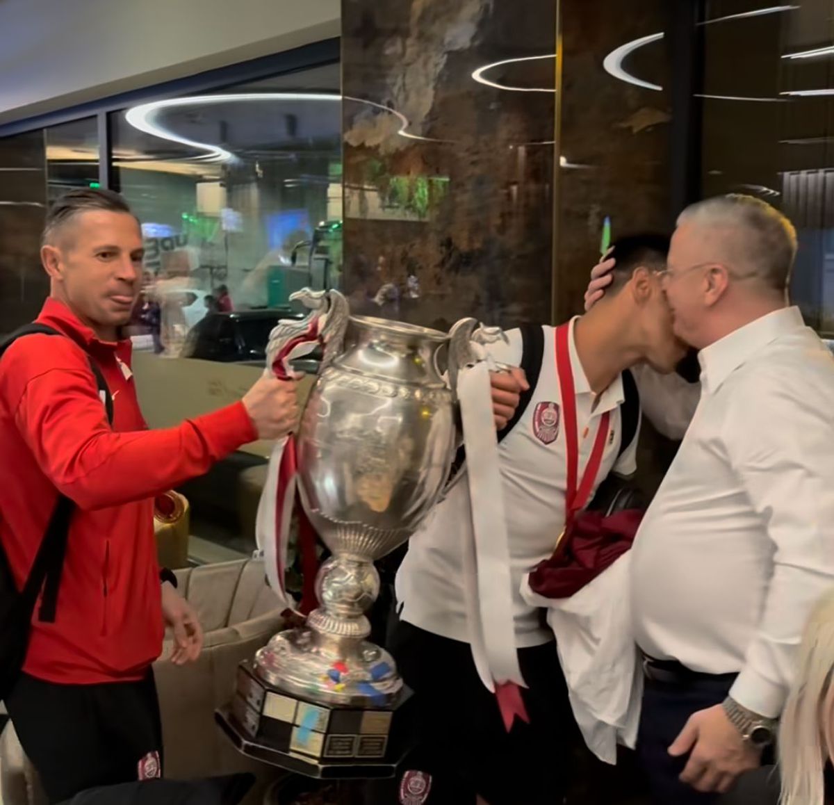 Nelutu Varga — Petrecere CFR Cluj după câștigarea Cupei României