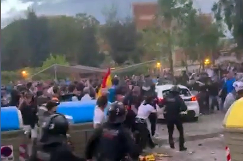 VIDEO Scene șocante, înainte de Espanyol - Barcelona: a intrat cu mașina în mulțimea de suporteri, lângă stadion! Atenție, imagini cu puternic impact emoțional!