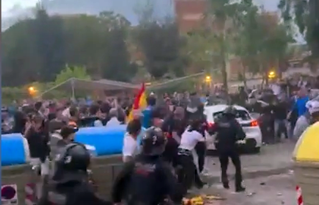 Scene șocante, înainte de Espanyol - Barcelona: a intrat cu mașina în mulțimea de suporteri, lângă stadion! Atenție, imagini cu puternic impact emoțional!