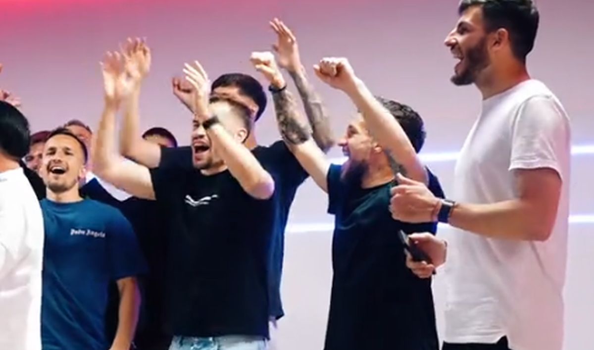 Nikos Drăgulina și maneaua dedicată FCSB-ului