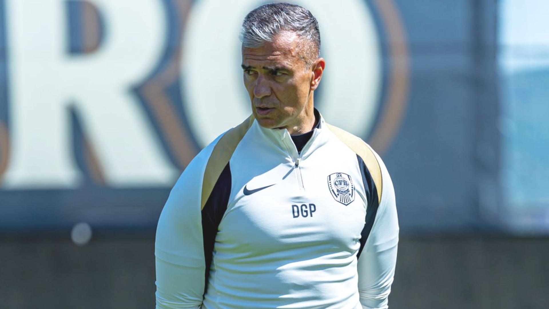 Daniel Pancu discutând cu oficiali de la Rapid București pe marginea terenului, în contextul conflictului cu CFR Cluj și negocierilor pentru echipă. | sursa foto: Gazeta Sporturilor
