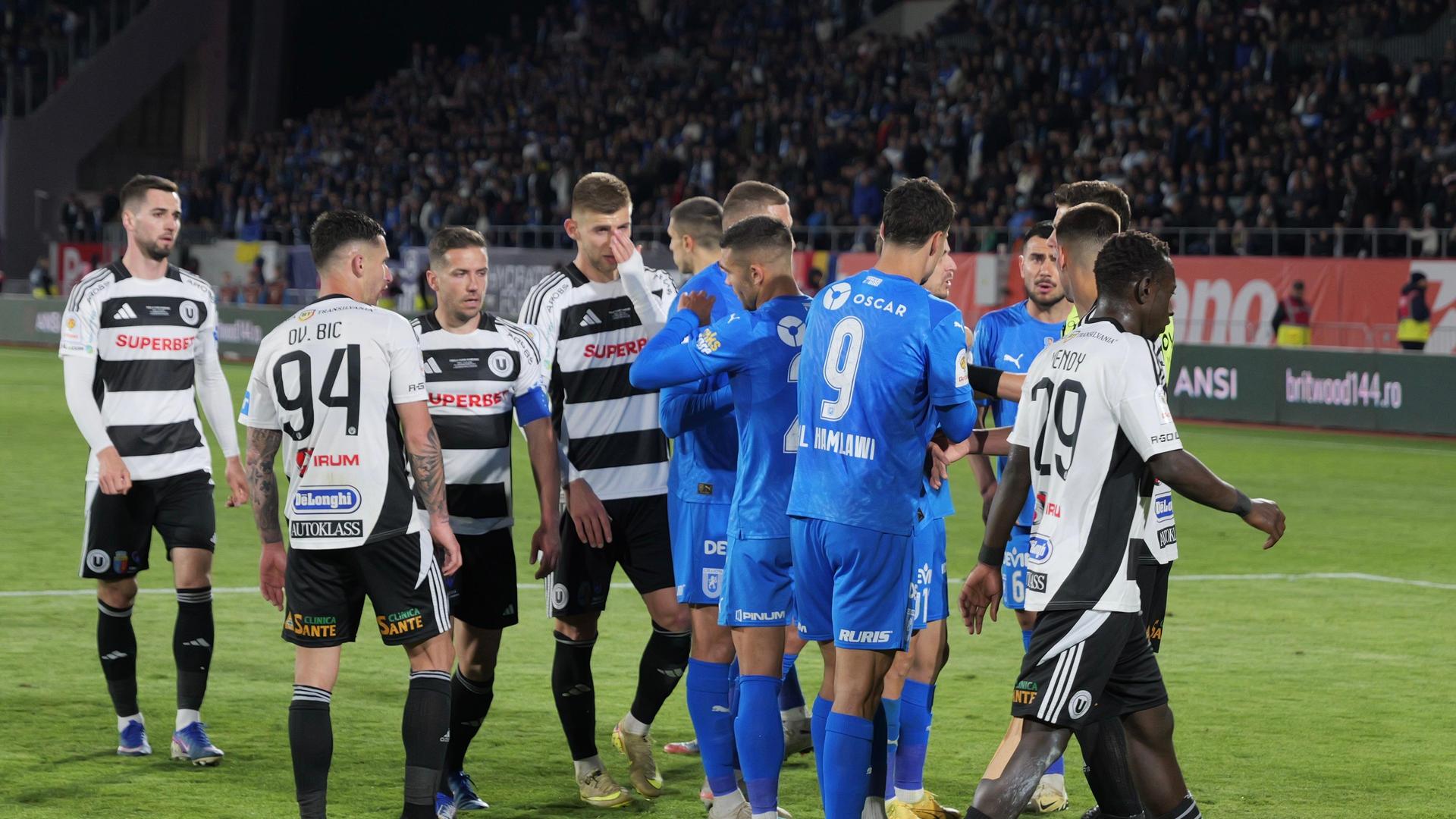 Jucători și oficiali în timpul controlului antidoping la finala campionatului, cu arbitri implicați în arbitraj meci decisiv între U Cluj și U Craiova. | sursa foto: Gazeta Sporturilor