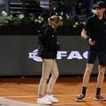 Jannik Sinner și arbitra Aurelie Tourte discutând despre suspendarea semifinalei de la Roma Foto: Guliver/GettyImages