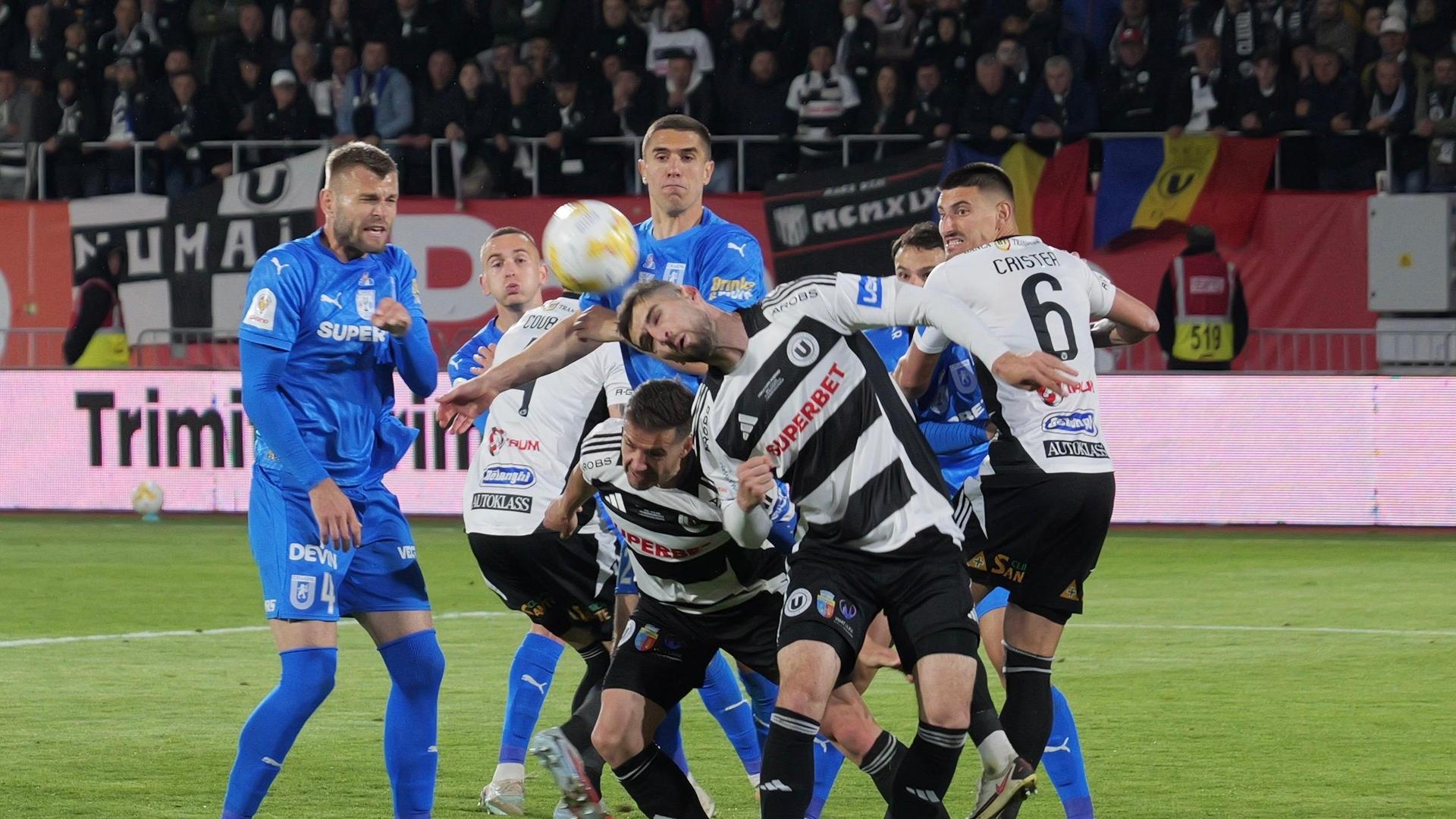 Jucători ai Universității Craiova și oficiali ANAD pregătind controlul antidoping la finala campionatului pe stadionul Ion Oblemenco | sursa foto: Gazeta Sporturilor