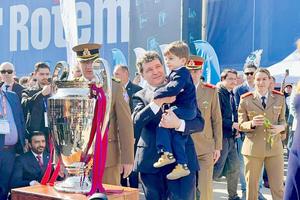 Cupa Campionilor, „păzită” de rachete și tancuri! » Nicușor Dan, momente inedite lângă trofeul cucerit de Steaua