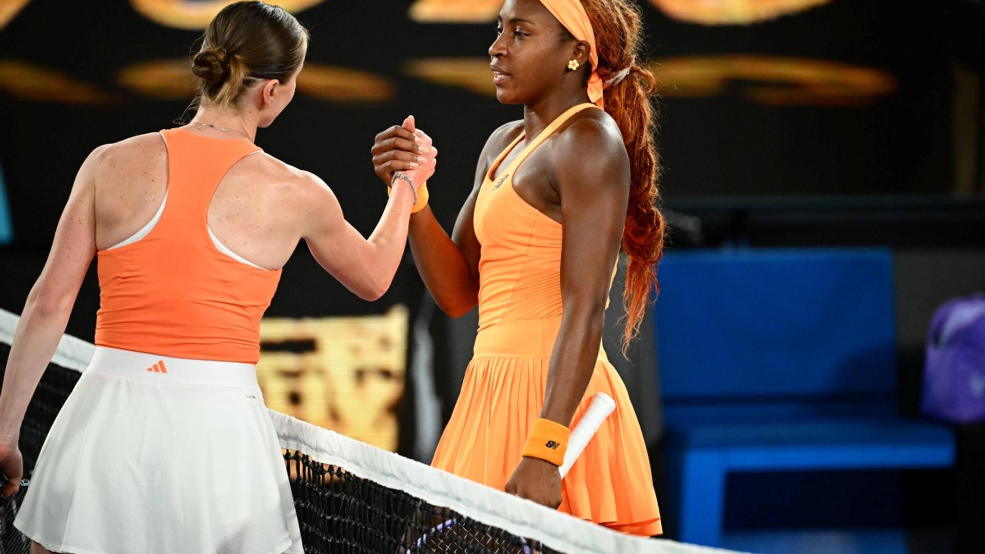 Coco Gauff și Elina Svitolina în timpul finalei Roma tenis, pregătindu-se pentru schimbul de mingi pe zgură la Foro Italico. | sursa foto: Gazeta Sporturilor