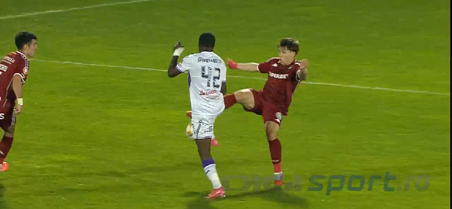 Au făcut „praf” și meciul FC Argeș - Rapid: VAR-ul a fost, din nou, degeaba » Verdictul specialistului: gol anulat greșit și penalty acordat eronat în prelungiri