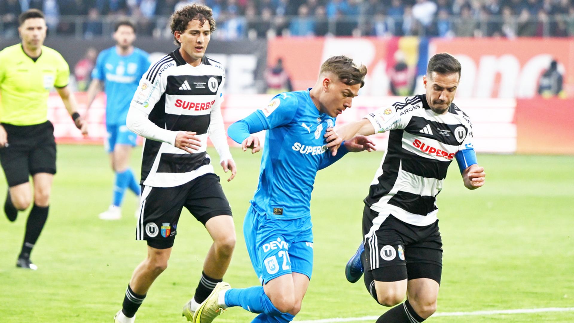 Jucători U Cluj în apărare fotbal solidă blocând atacurile celor 20 de marcatori Craiova în meci Superliga România decisiv. | sursa foto: Gazeta Sporturilor