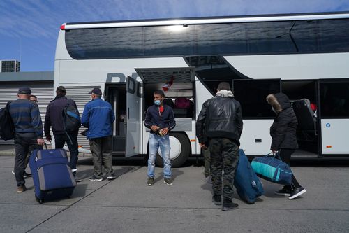 Muncitori români pleacă la muncă în străinătate, în timpul pandmeiei de coronavirus