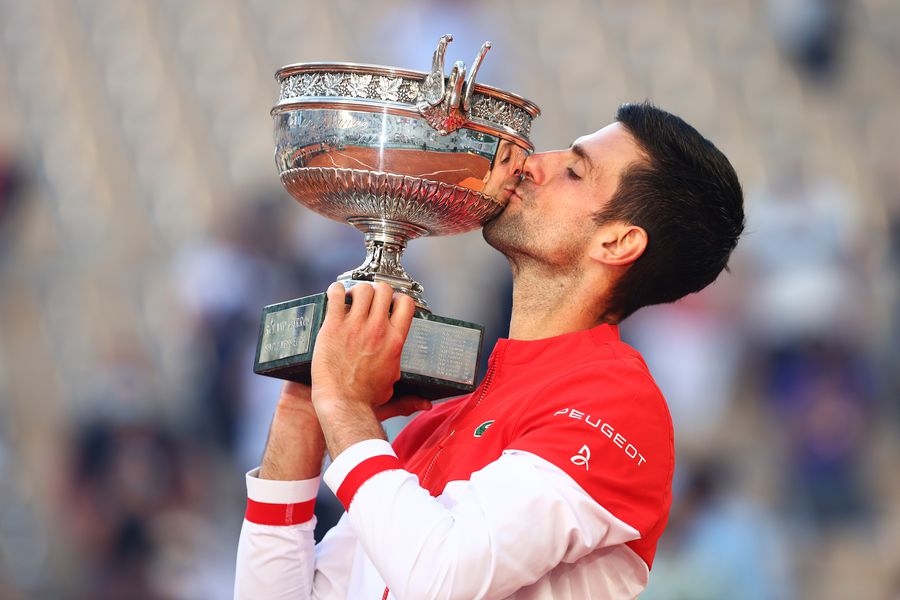 Novak Djokovic sărutând trofeul de la Roalnd Garros FOTO Guliver/GettyImages Următoarea țintă a lui Novak Djokovic: Wimbledon! Ce vrea în acest an: Golden Slam