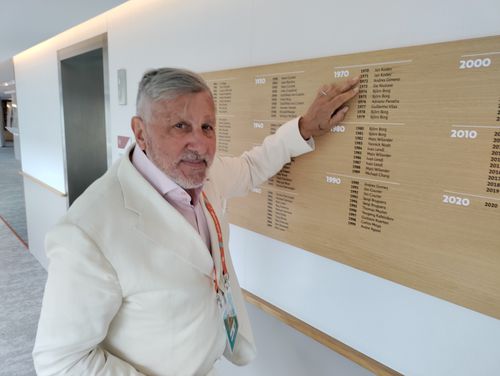 Ilie Năstase arată spre numele său înscris pe panoul campionilor de la Roland Garros, în dreptul anului 1973 FOTO Cristian Geambașu