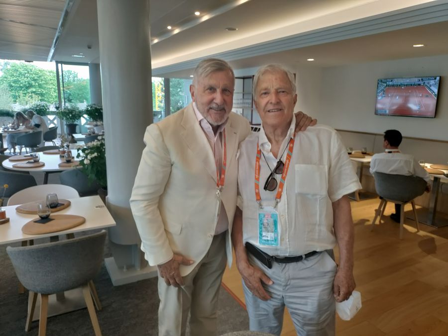 Ilie Năstase cu Jan Kodes, care îl învingea pe român în finală la Roland Garros 1971 FOTO Cristian Geambașu Interviu spectaculos realizat de Cristian Geambașu la Paris cu Ilie Năstase pe aleile din complexul de la Porte d'Auteuil: „În ‘68 am ajuns cu autobuzul la Roland Garros”
