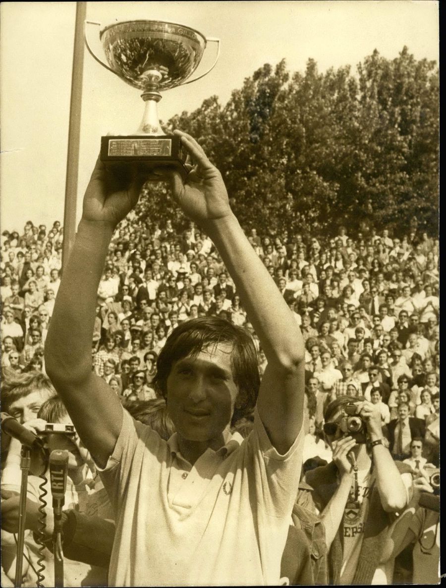 Ilie Năstase cu trofeul cucerit la Paris în 1973 FOTO Imago Images Interviu spectaculos realizat de Cristian Geambașu la Paris cu Ilie Năstase pe aleile din complexul de la Porte d'Auteuil: „În ‘68 am ajuns cu autobuzul la Roland Garros”