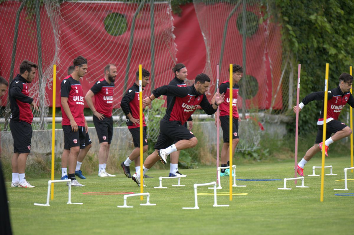 Dinamo s-a reunit, problemele continuă: doi „grei” și-au depus memorii + echipa a rămas fără doctor!