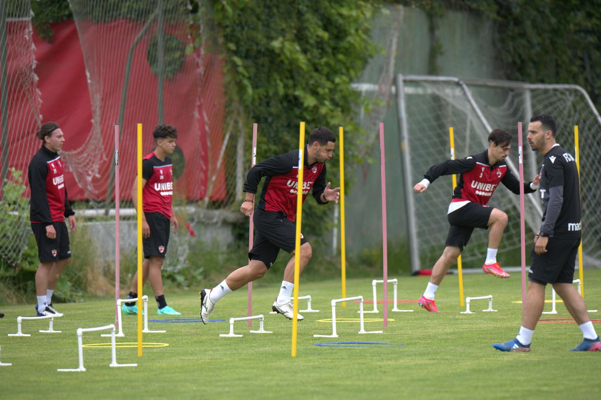 Dinamo s-a reunit, problemele continuă: doi „grei” și-au depus memorii + echipa a rămas fără doctor!