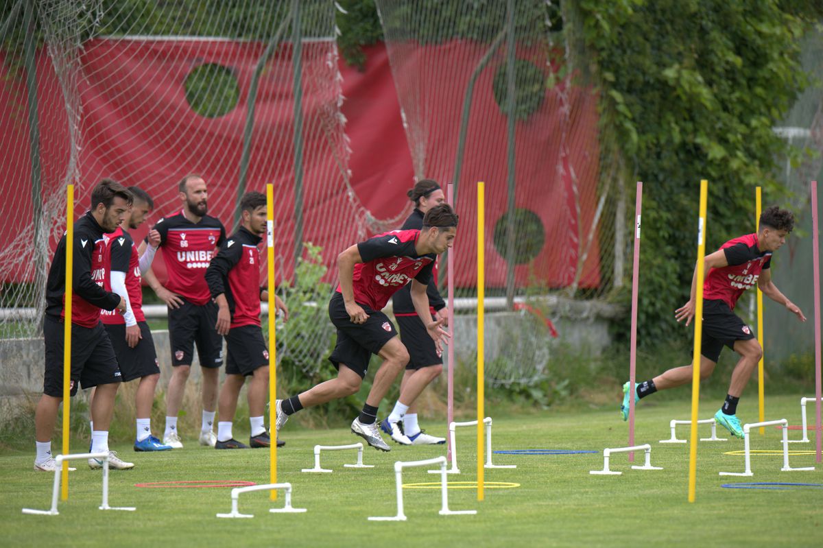 Dinamo s-a reunit, problemele continuă: doi „grei” și-au depus memorii + echipa a rămas fără doctor!