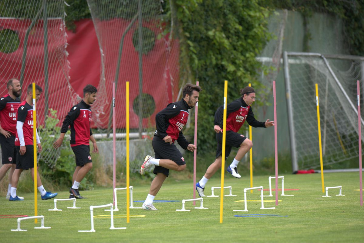 Dinamo s-a reunit, problemele continuă: doi „grei” și-au depus memorii + echipa a rămas fără doctor!