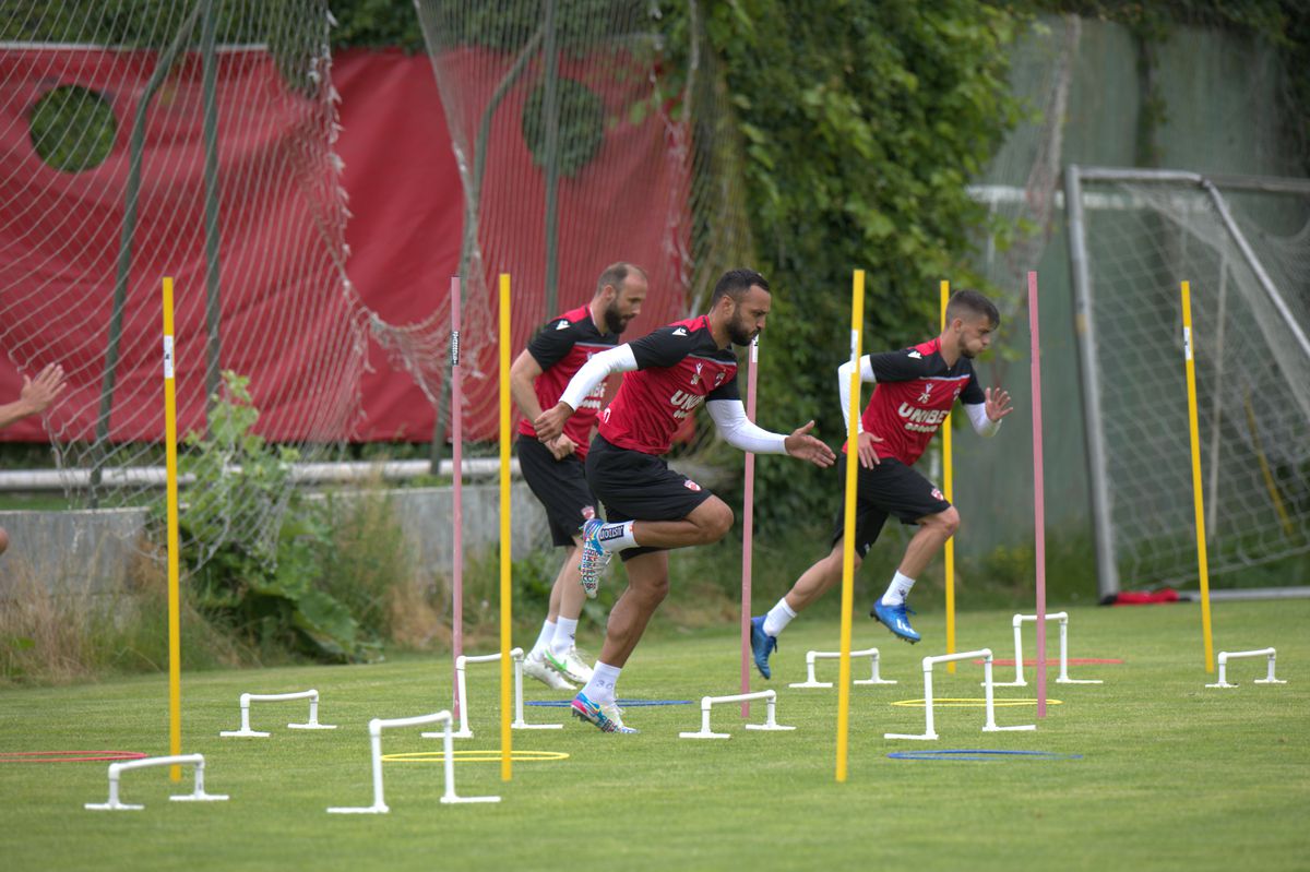 Dinamo s-a reunit, problemele continuă: doi „grei” și-au depus memorii + echipa a rămas fără doctor!