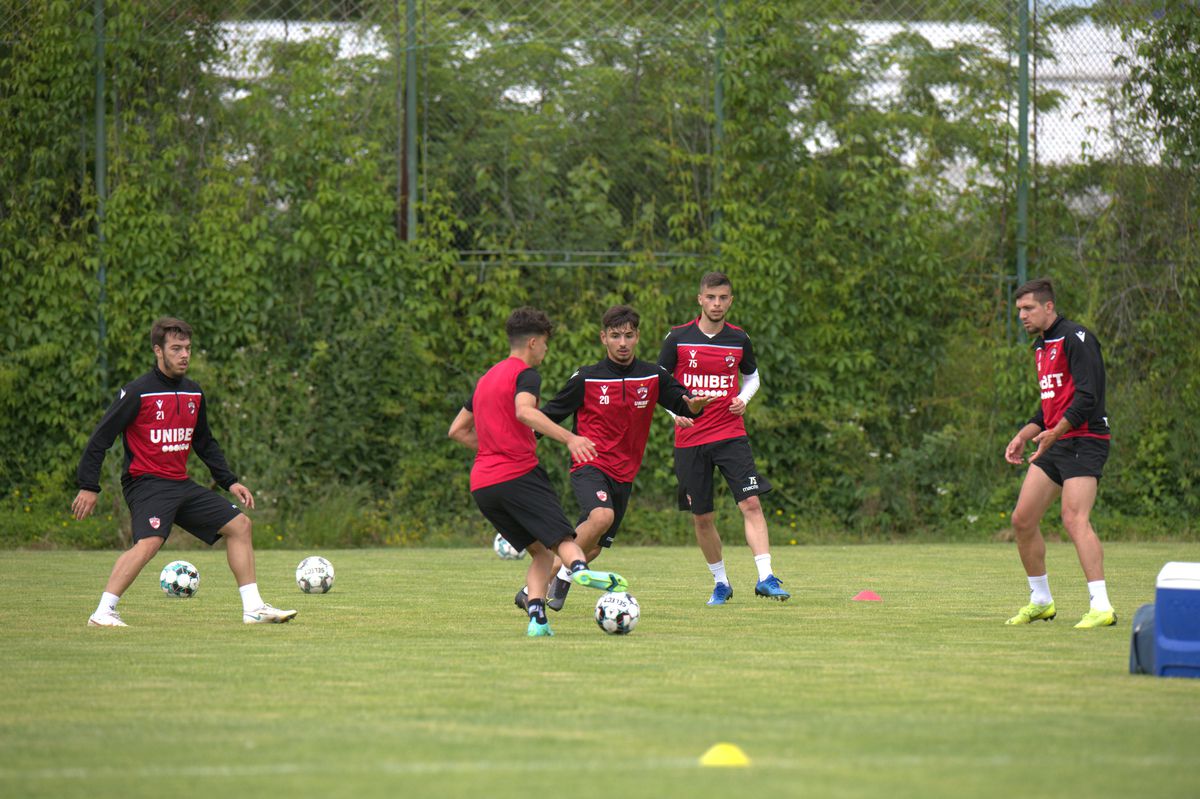 Dinamo s-a reunit, problemele continuă: doi „grei” și-au depus memorii + echipa a rămas fără doctor!