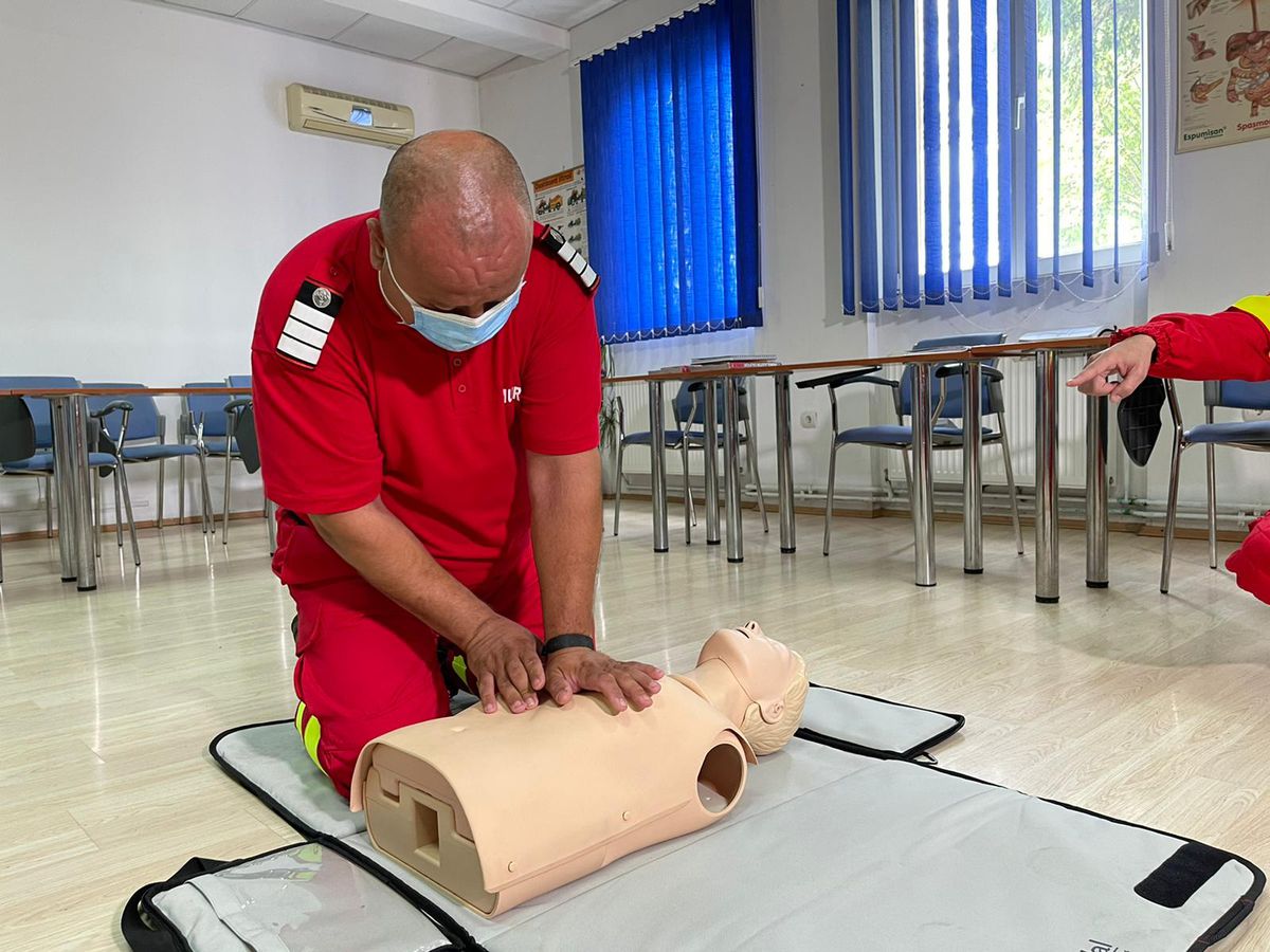 FOTO Cum se intervine rapid și eficient în cazul unui stop cardio-respirator