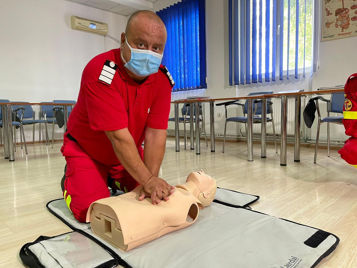 FOTO Cum se intervine rapid și eficient în cazul unui stop cardio-respirator