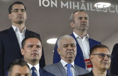 Porumboiu, revoltat de o imagine de la România - Muntenegru: „E un impostor!”