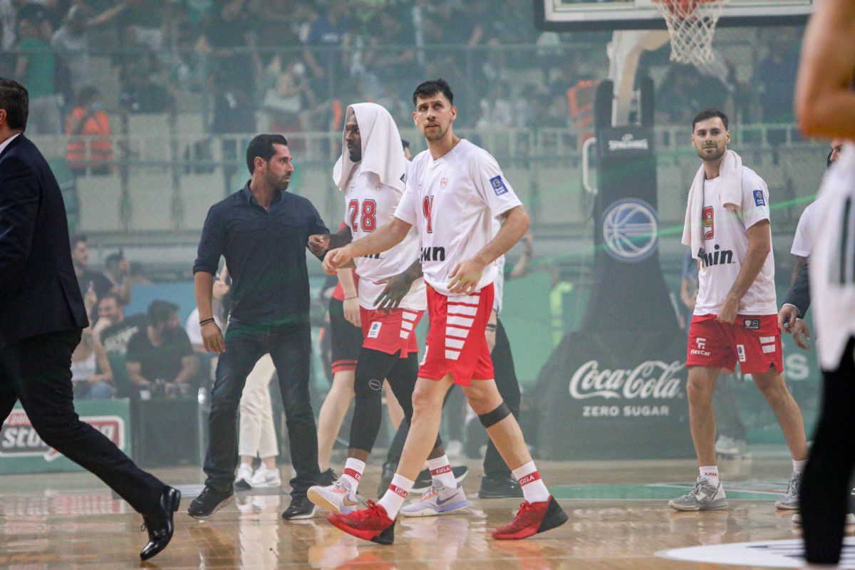 Haos la finala campionatului dintre Panathinaikos și Olympiakos! Fanii gazdelor n-au mai suportat umilința » Colosala OAKA Arena arată ca după război + titlul s-a dat la „masa verde”