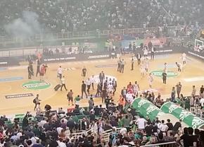 Haos la finala campionatului dintre Panathinaikos și Olympiakos! Arbitrul a trimis echipele la vestiare și a cerut evacuarea arenei