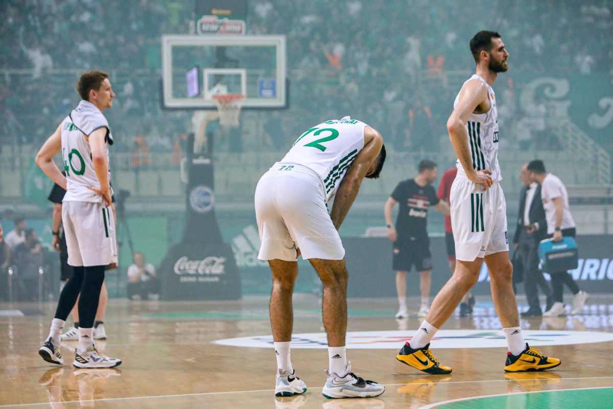 Haos la finala campionatului dintre Panathinaikos și Olympiakos! Fanii gazdelor n-au mai suportat umilința » Colosala OAKA Arena arată ca după război + titlul s-a dat la „masa verde”