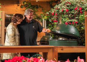 Grătarul kamado Big Green Egg cu capac ceramic cucerește gătitul în aer liber din România!