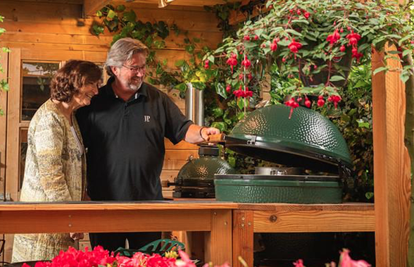 Grătarul kamado Big Green Egg cu capac ceramic cucerește gătitul în aer liber din România!