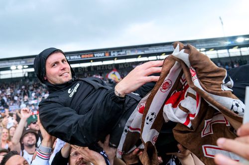 Jucătorii lui St. Pauli l-au aruncat pe brațe pe antrenorul Fabian Hurzeler după promovare / Foto: Imago