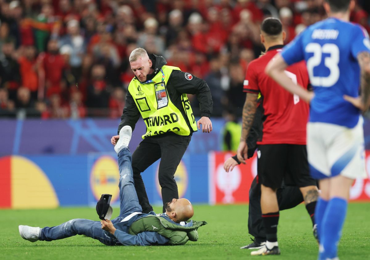 Imaginile pe care televiziunile și UEFA le-au vrut interzise! Ce s-a întâmplat pe teren, în prelungirile de la Italia - Albania