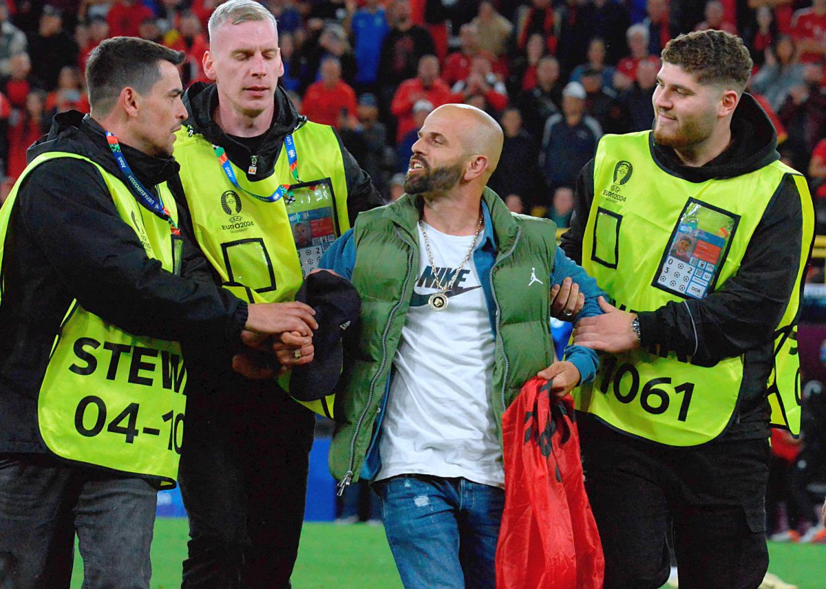 Așa nu! „Invadator” pe teren, în prelungirile de la Italia - Albania