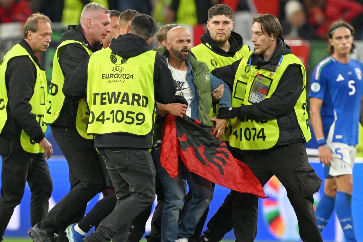 Imaginile pe care televiziunile și UEFA le-au vrut interzise! Ce s-a întâmplat pe teren, în prelungirile de la Italia - Albania