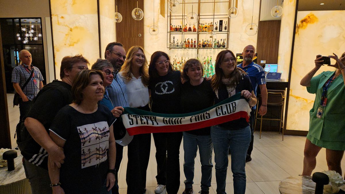 Steffi Graf şi Andre Agassi au produs magie la Cluj! Simona Halep a revenit pe teren într-o seară pentru istoria tenisului românesc » Toate detaliile de la corespondenții GSP