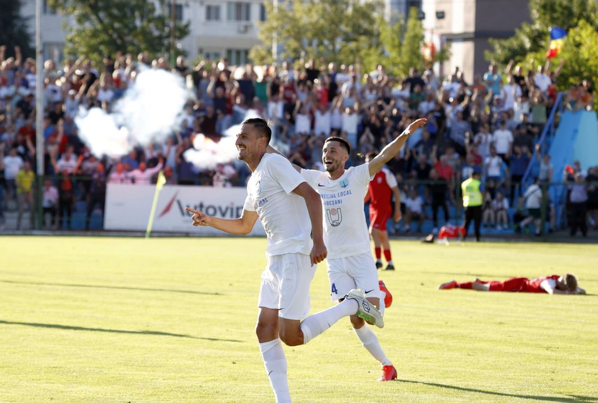 Imagini de colecție la Focșani, după victoria memorabilă cu CS Dinamo! Mii de fani, în extaz după promovarea în Liga 2