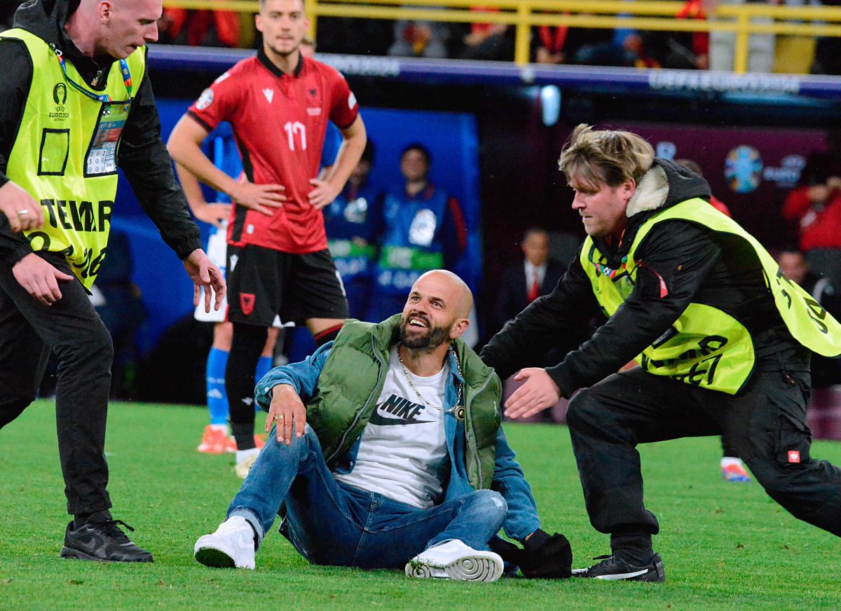 Imaginile pe care televiziunile și UEFA le-au vrut interzise! Ce s-a întâmplat pe teren, în prelungirile de la Italia - Albania