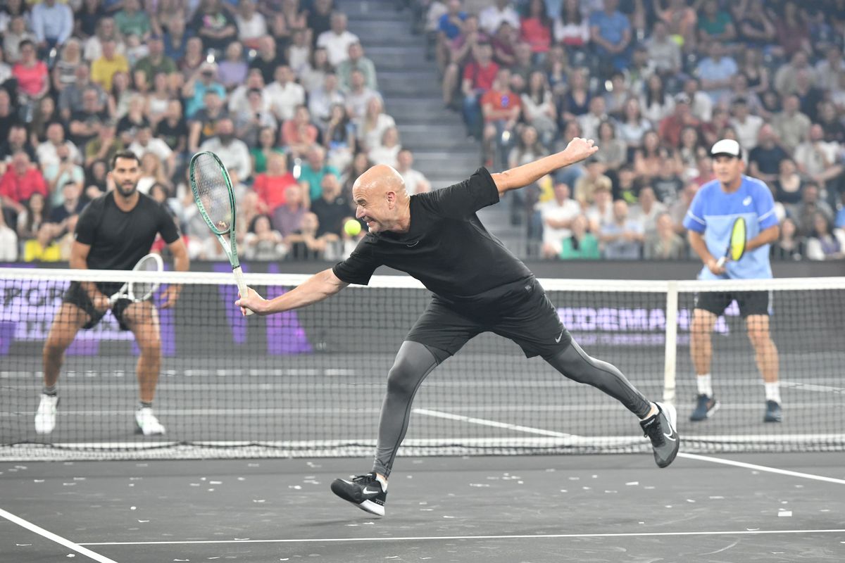 Steffi Graf şi Andre Agassi au produs magie la Cluj! Simona Halep a revenit pe teren într-o seară pentru istoria tenisului românesc » Toate detaliile de la corespondenții GSP