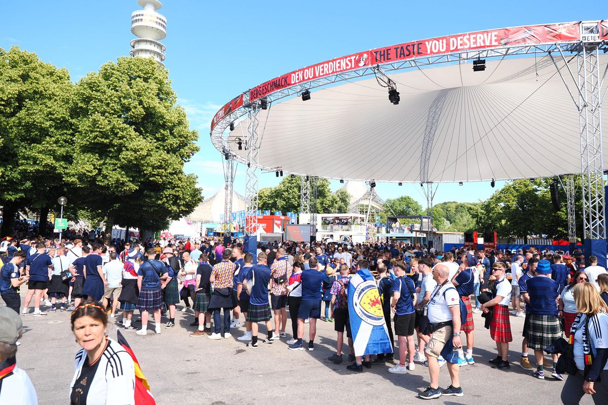 Cum se trăiește pregătirea unui meci la Fan Zone Munchen - imagini de colecție